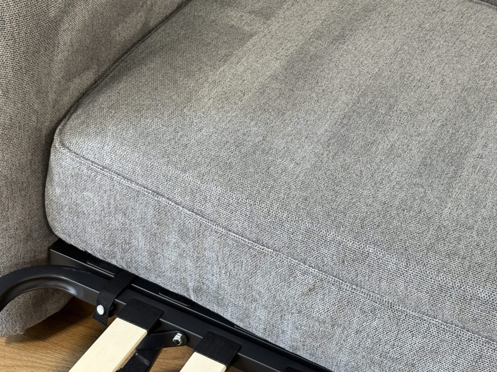 Sitzpolster des Emma Original Schlafsofas über dem schwarzen Metallrahmen mit Holzlatten