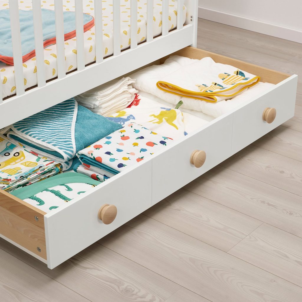 IKEA GONATT Babybett – geöffnetes Schubfach mit Bettwäsche