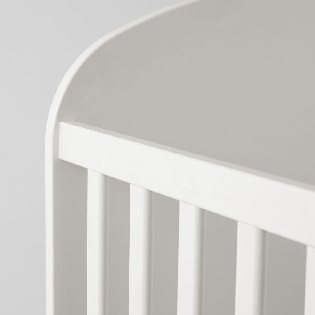 IKEA GONATT Babybett – Nahaufnahme der Buchenholz-Oberkante