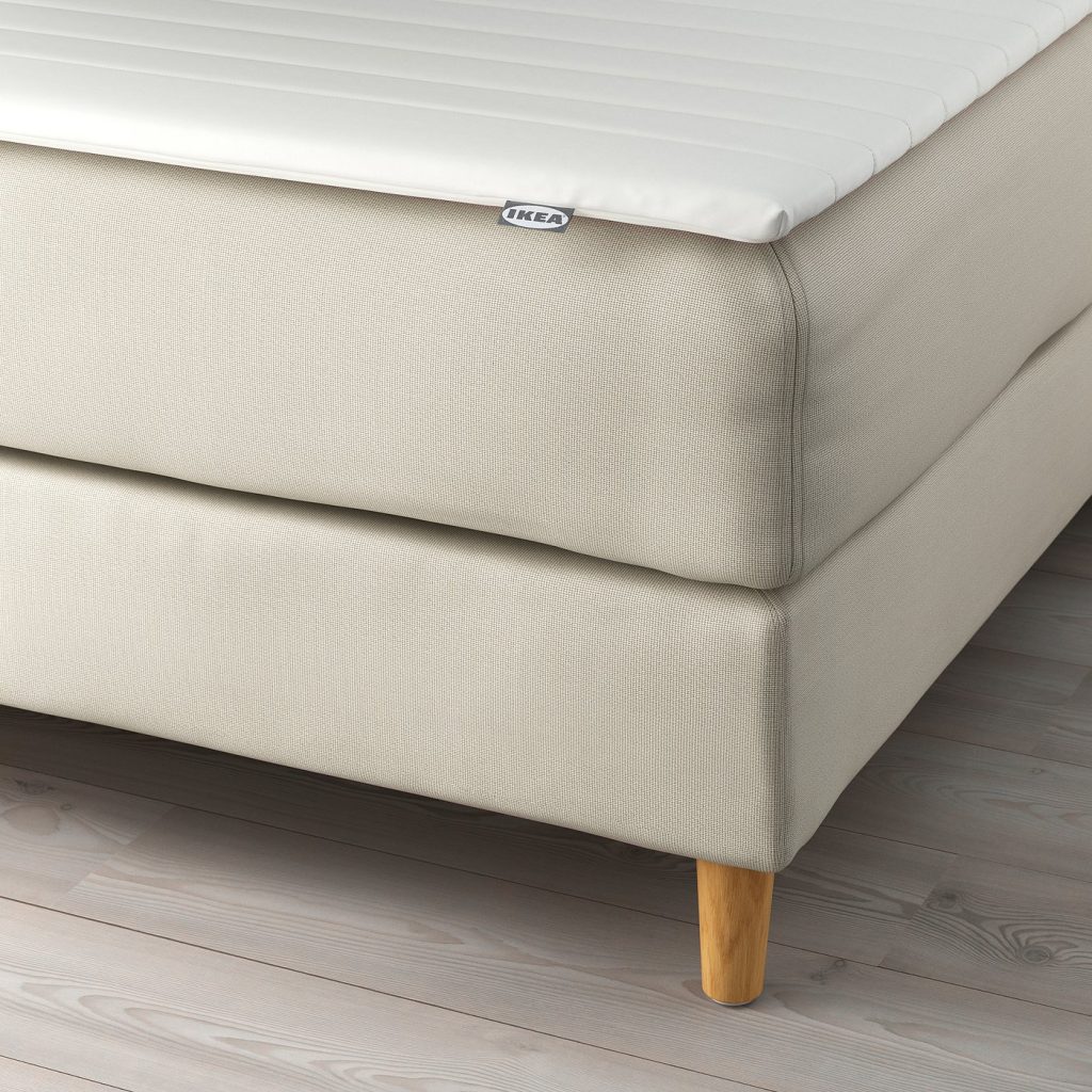 IKEA HEMFJÄLLET Boxspringbett – Nahaufnahme von Matratzenauflage, Bezug und Eichenbein