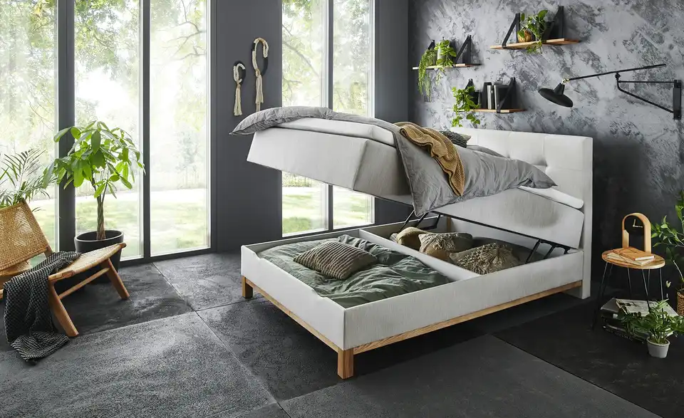 Höffner Home Boxspringbett Catania mit hochgeklapptem Bettkasten im Schlafzimmer