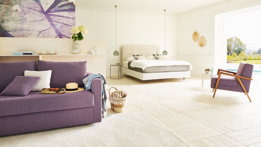 Joka Boxspringbett Mattina in einer Suite mit Sofa und Sessel