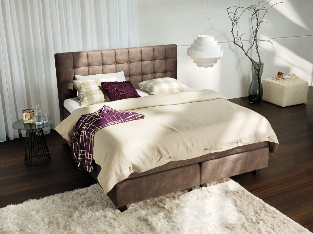 Joka Boxspringbett Noblesse mit braunem Bezug und gestepptem Kopfhaupt