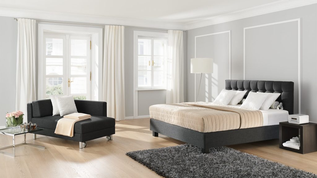 Joka Boxspringbett Noblesse in Anthrazit im hellen Schlafzimmer