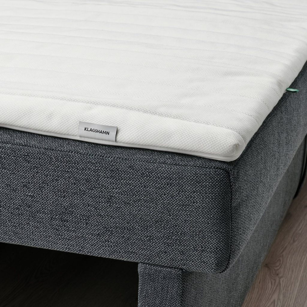 IKEA KLAGSHAMN Matratzenauflage auf einem Schlafsofa, Nahaufnahme der Kante