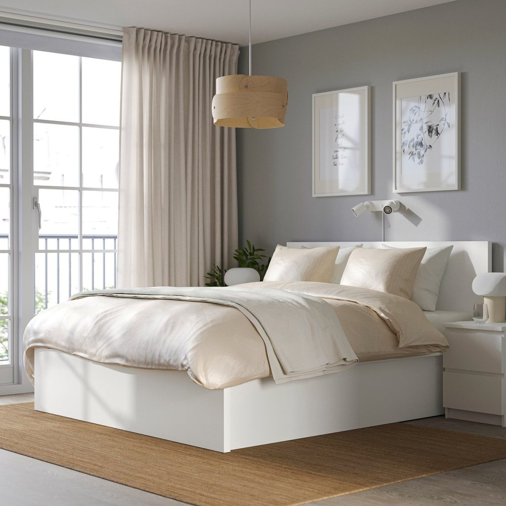 IKEA MALM Bettgestell mit Aufbewahrung im hellen Schlafzimmer