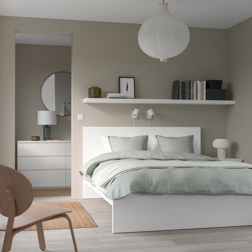 IKEA MALM Bettgestell hoch in Weiß mit heller Bettwäsche im Schlafzimmer