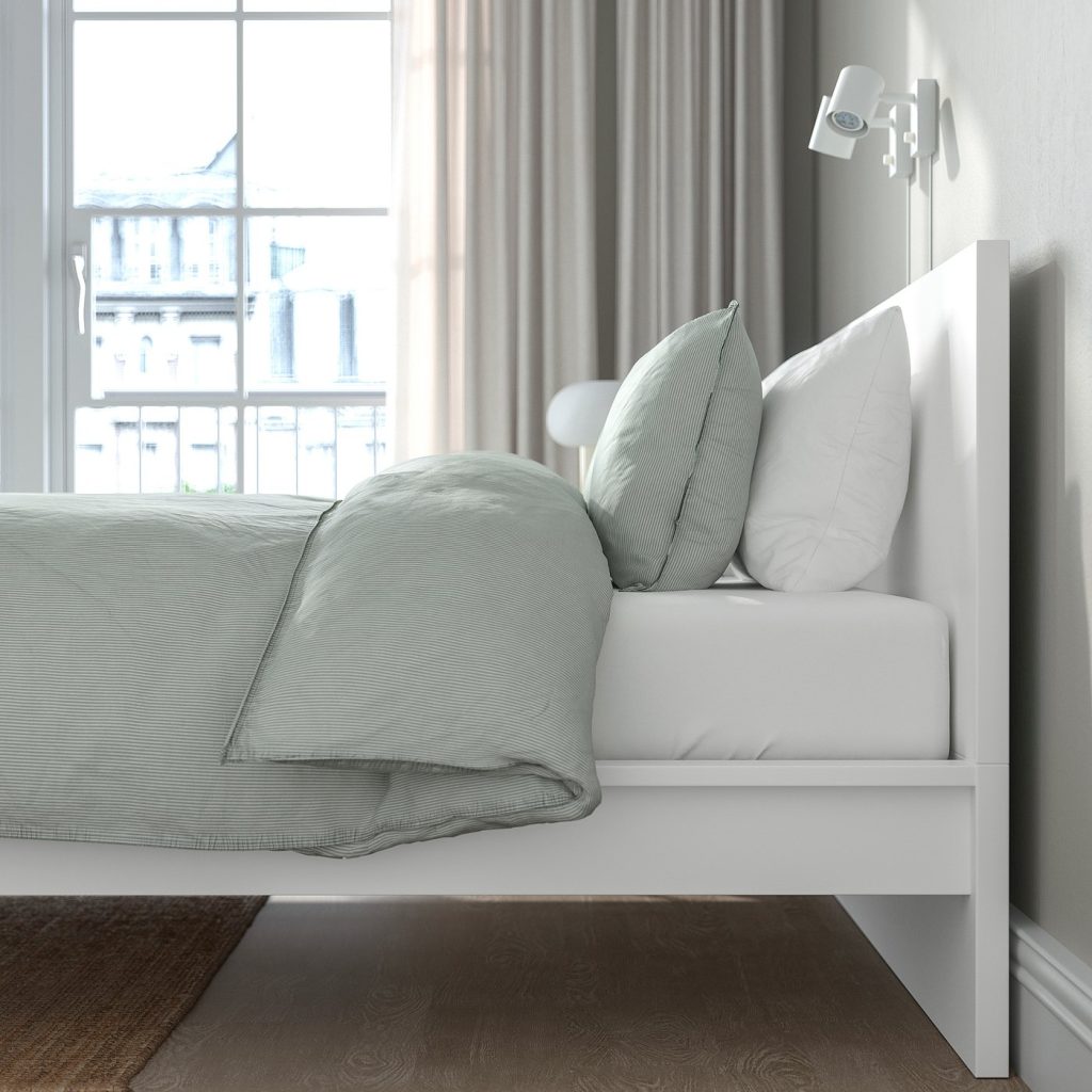 IKEA MALM Bettgestell hoch – Seitenansicht mit Kopfteil und verstellbarer Bettseite
