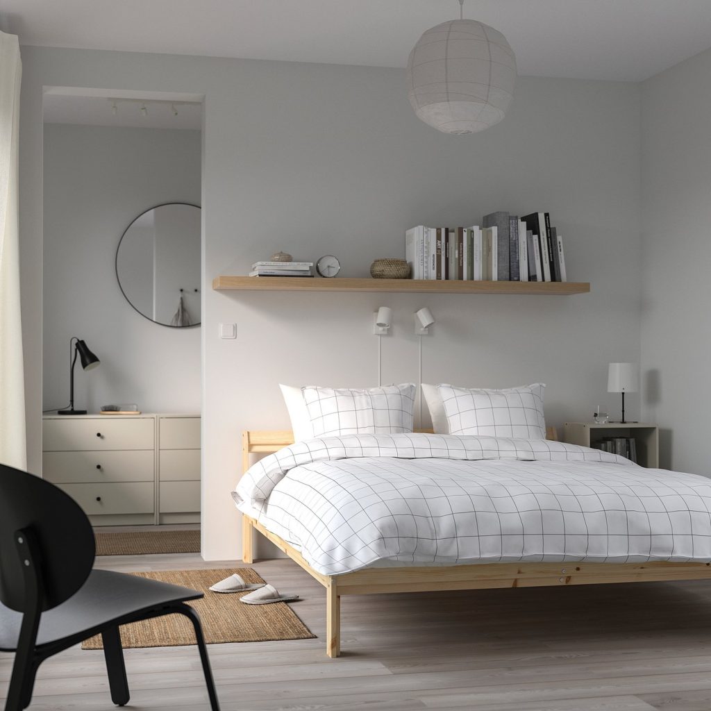 IKEA NEIDEN Bettgestell aus Kiefer im Schlafzimmer
