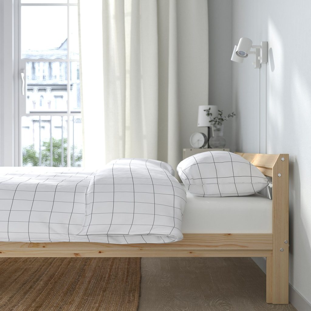 IKEA NEIDEN Bettgestell aus Kiefer am Fenster mit karierter Bettwäsche