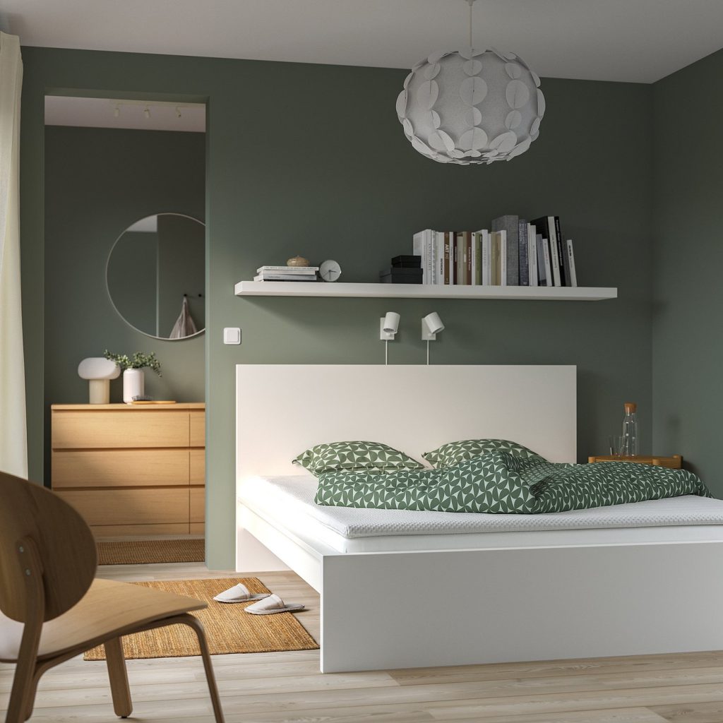 IKEA NISSEHOLM Matratzenauflage auf einem Bett im Schlafzimmer