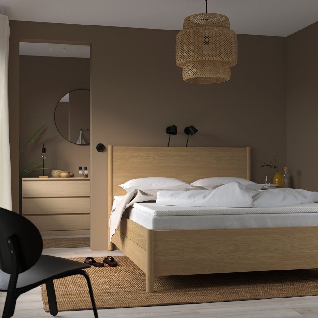 IKEA NORDBERGET Matratzenauflage auf einem Bett im Schlafzimmer