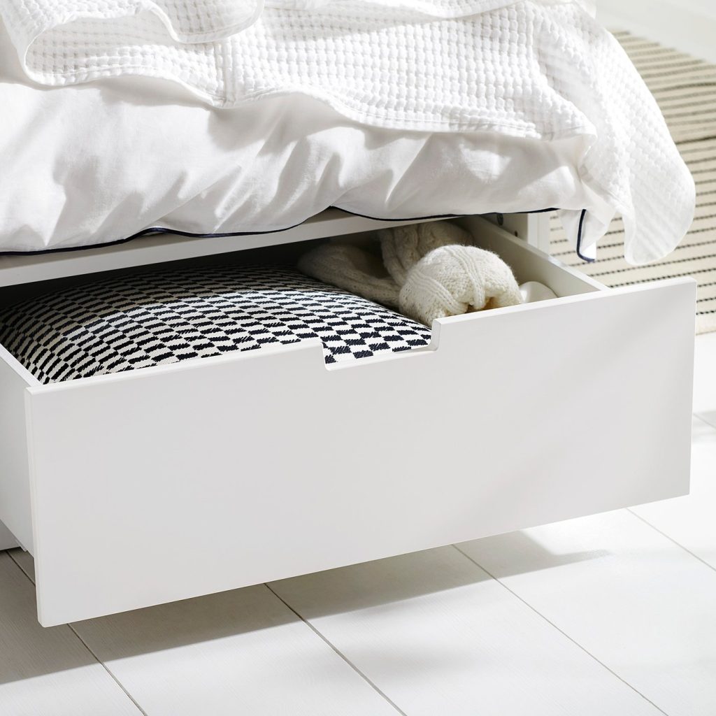 IKEA NORDLI Bettgestell – geöffnete Schublade mit Bettwäsche
