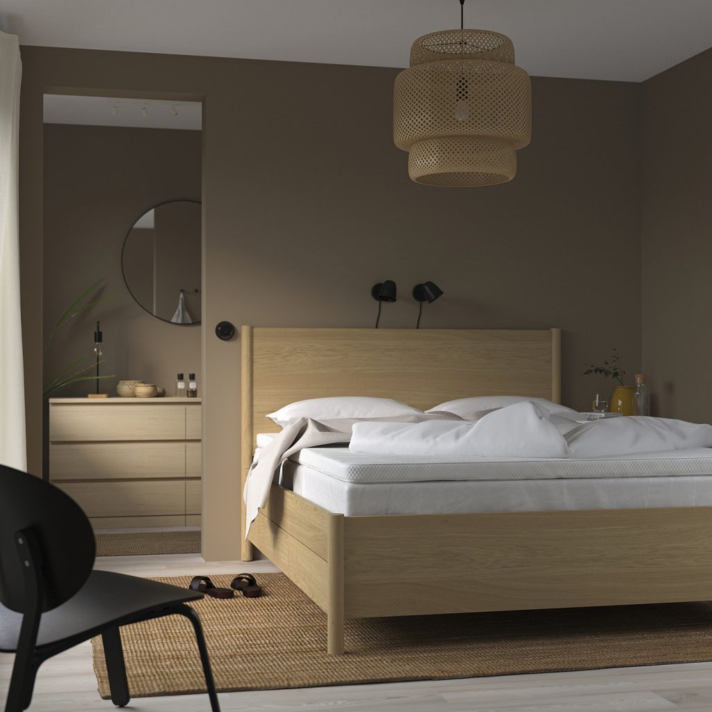 IKEA NORRSELE Matratzenauflage auf einem Bett im Schlafzimmer