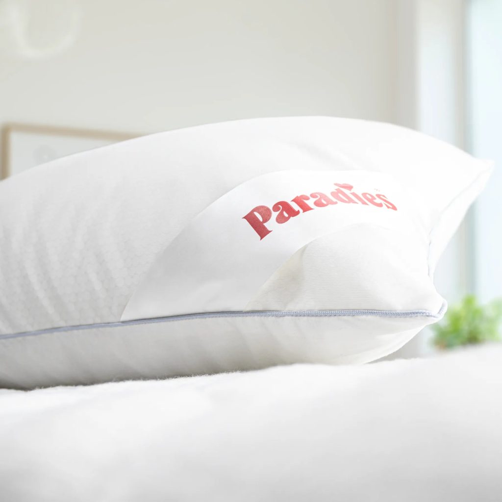 Paradies Softy Cool Dream Kopfkissen auf einem Bett im Schlafzimmer