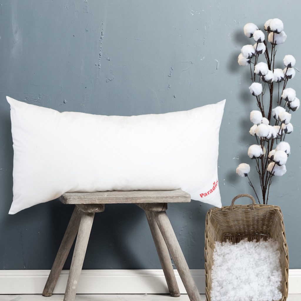 Paradies Softy Top medium Kopfkissen auf einem Hocker im Schlafzimmer