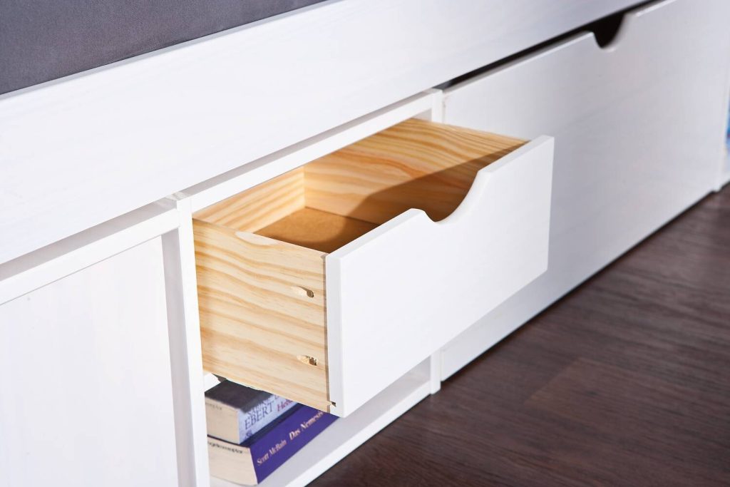 Poco Funktionsbett Till – geöffnete Schublade aus Kiefer