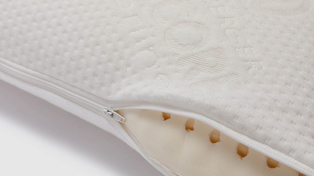 Ravensberger Nackenkissen Latex – geöffneter Reißverschluss mit Blick auf die Klimakanäle