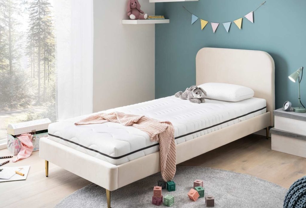 Ravensberger SOFTWELLE Kindermatratze auf einem Einzelbett im Kinderzimmer