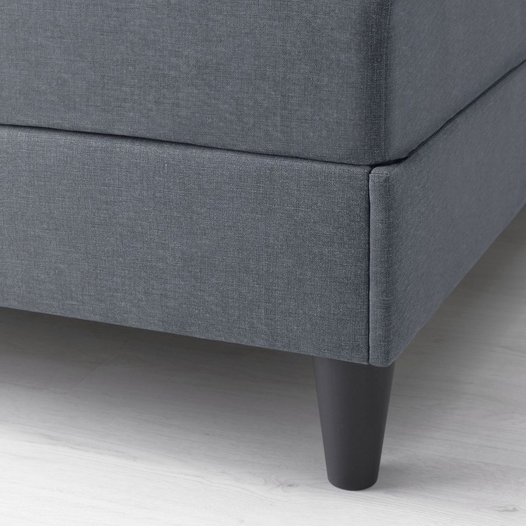 IKEA SÄBÖVIK Boxbett – Nahaufnahme von Stoffbezug und Holzbeinen