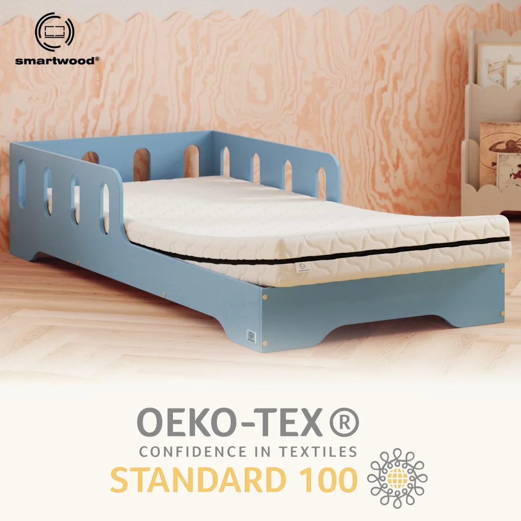 Smartwood Smart Comfort Kindermatratze in einem blauen Kinderbett