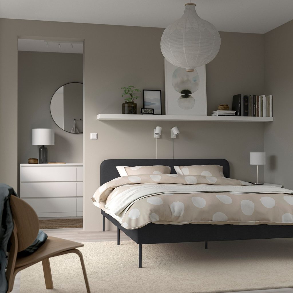 IKEA SLATTUM Bettgestell gepolstert im Schlafzimmer