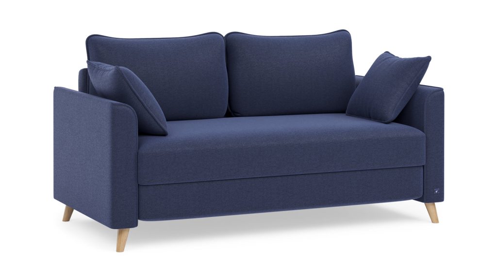Bruno Schlafsofa in Blau mit Armlehne Flow, im Bild mit zwei Zierkissen dekoriert