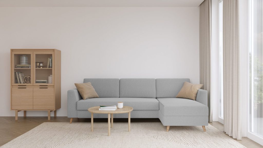 Bruno Ecksofa in Hellgrau mit kurzer Recamiere in einem hellen Wohnzimmer