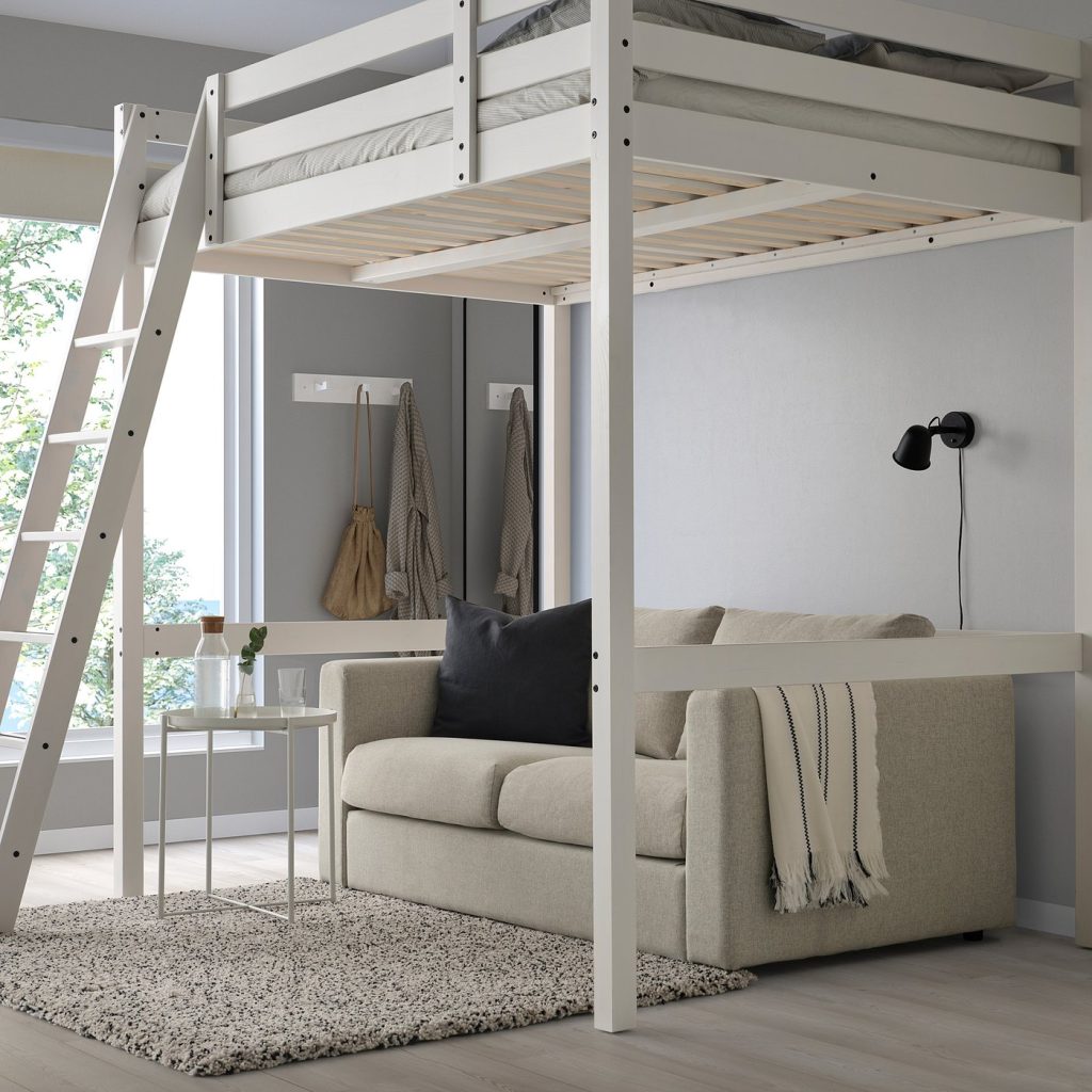 IKEA STORÅ Hochbettgestell mit Sofa darunter im Wohnraum