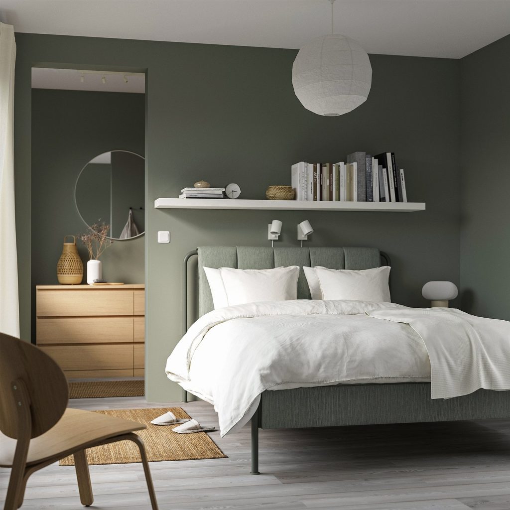 IKEA TÄLLÅSEN Bettgestell gepolstert in Graugrün im Schlafzimmer