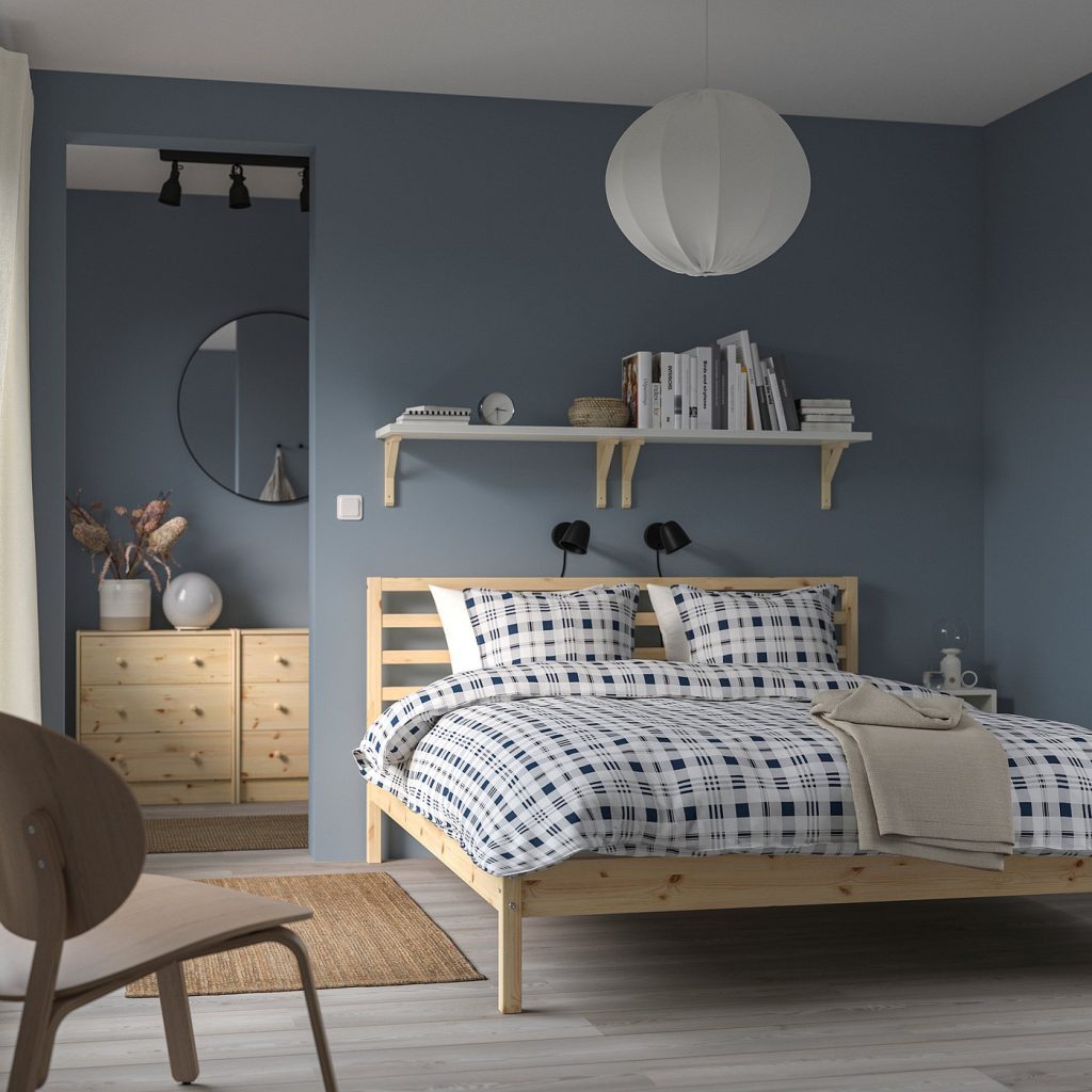IKEA TARVA Bettgestell aus Kiefer mit blauer Bettwäsche im Schlafzimmer