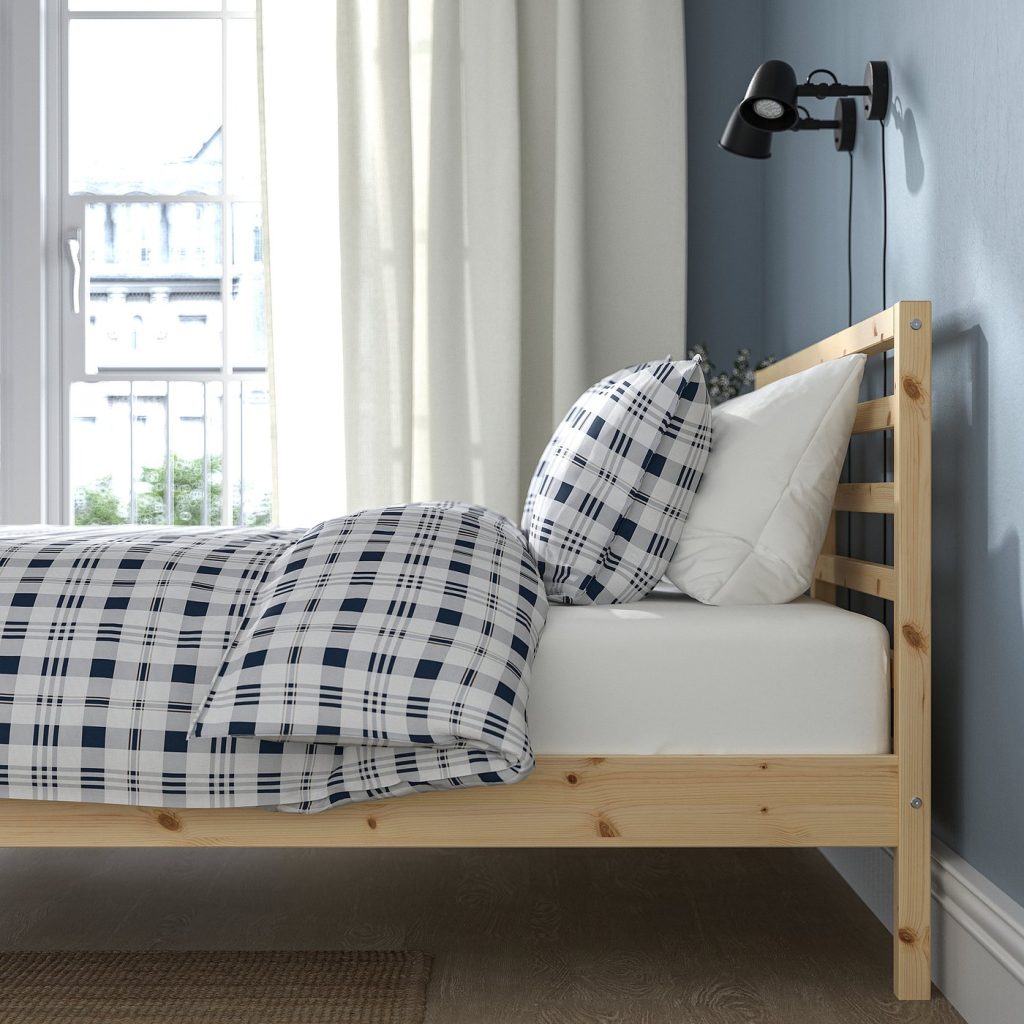 IKEA TARVA Bettgestell mit karierter Bettdecke und Leselampe