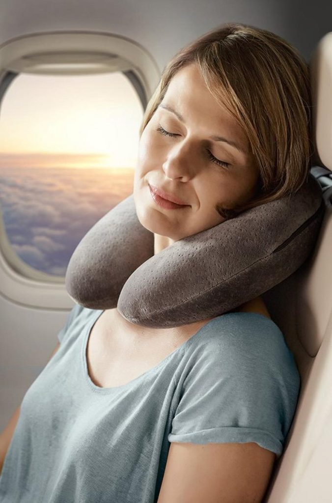 TEMPUR Transitkissen im Flugzeugsitz getragen