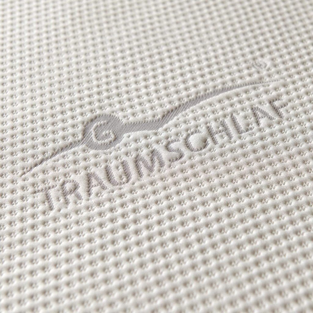 Traumschlaf Premium Viskotopper - Nahaufnahme des Bezugsstoffs mit eingewebtem Markenschriftzug
