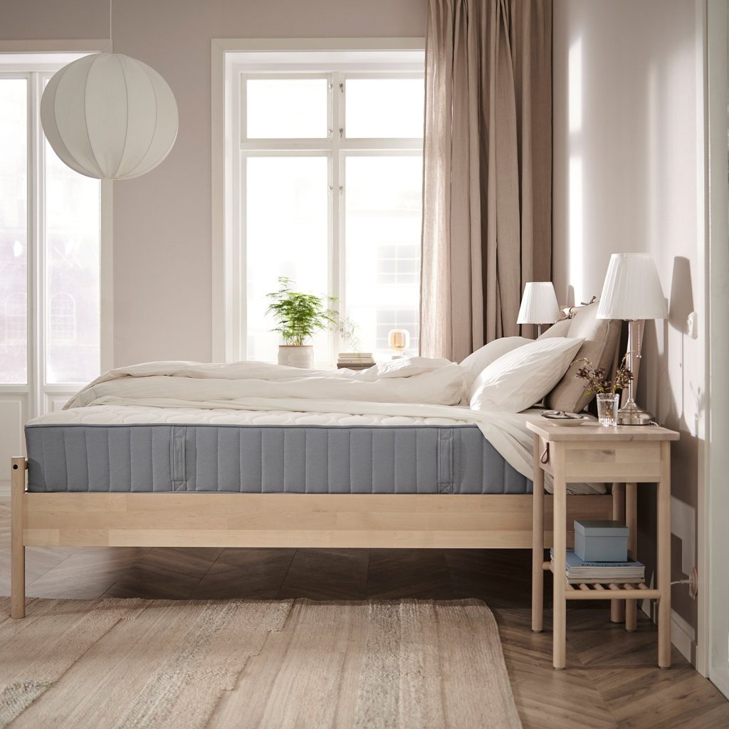 IKEA VÅGSTRANDA Matratze auf einem Bett im Schlafzimmer
