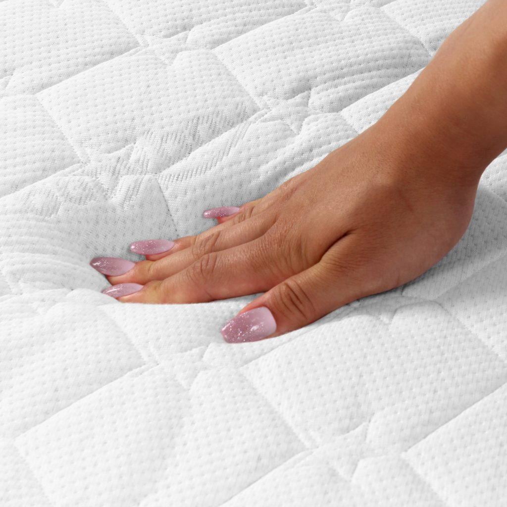 babybay Matratze Classic Fresh, Hand drückt auf den gesteppten Bezug