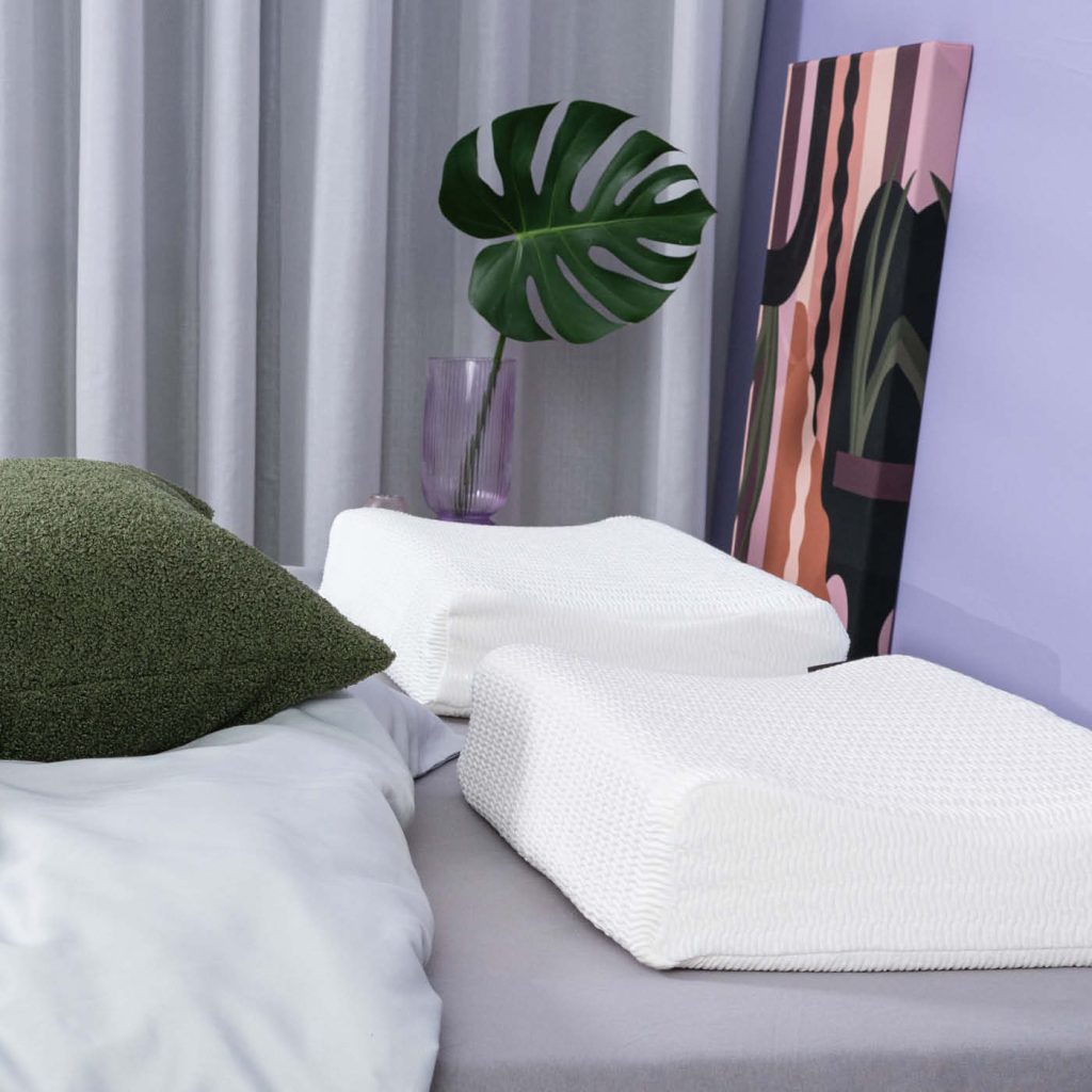 Centa-Star NeckProtect Nackenstützkissen auf einem Bett