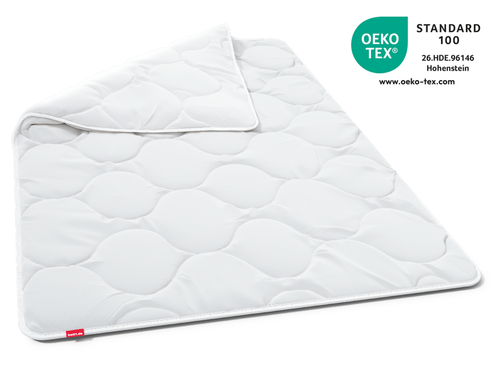 bett1 BODYGUARD Ganzjahresdecke mittelwarm ausgebreitet mit umgeklappter Ecke und OEKO-TEX-Label