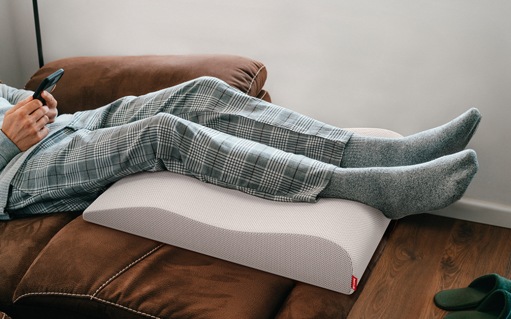 Hochgelegte Beine auf dem bett1 BODYGUARD Venenkissen auf einem Sofa