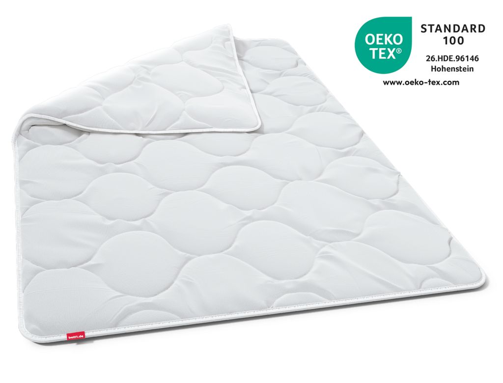 bett1 BODYGUARD Winterdecke warm ausgebreitet mit umgeklappter Ecke und OEKO-TEX-Label