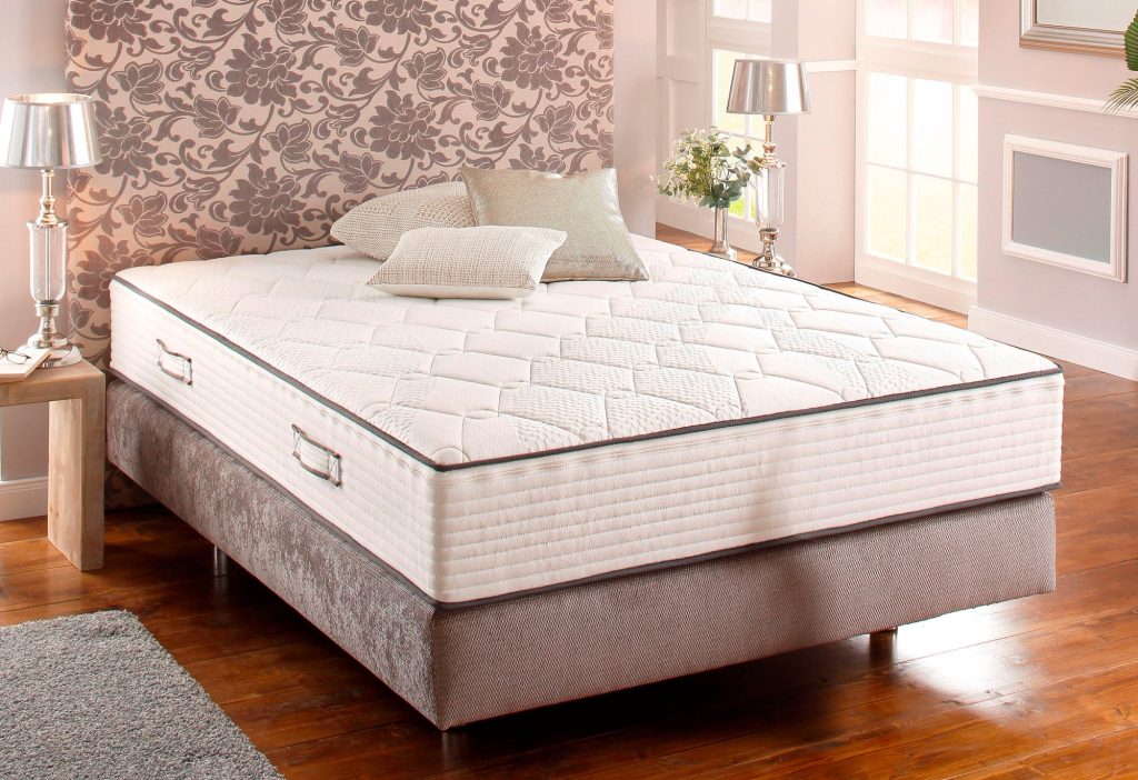 Breckle Double Comfort Matratze auf einem Bett im Schlafzimmer