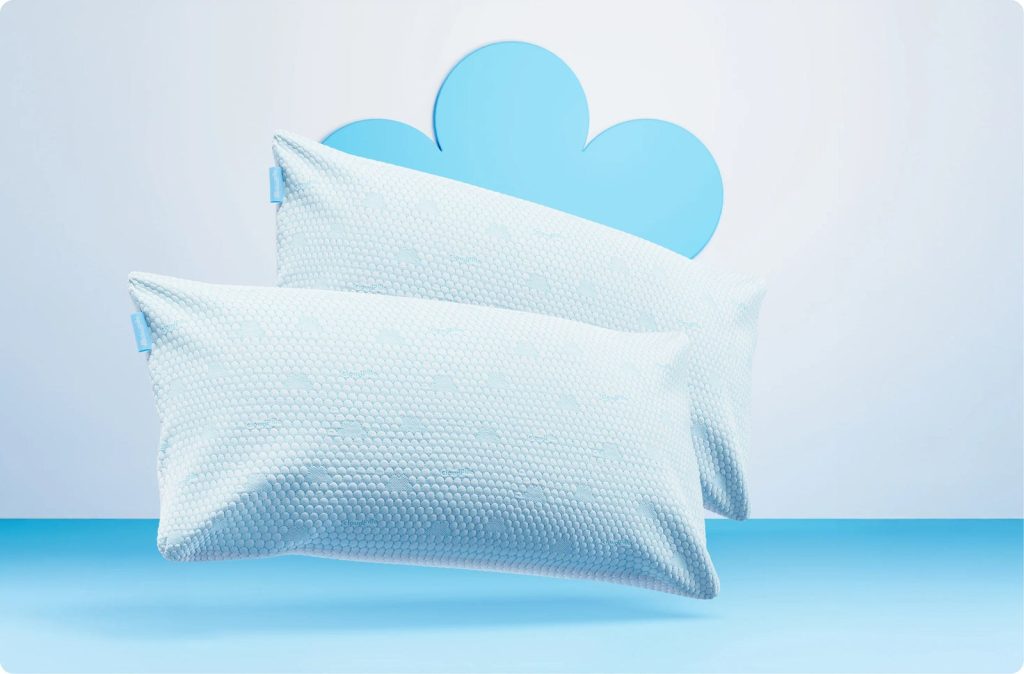 Zwei Cloudpillo Original Kopfkissen – Produktfoto vor hellblauem Hintergrund