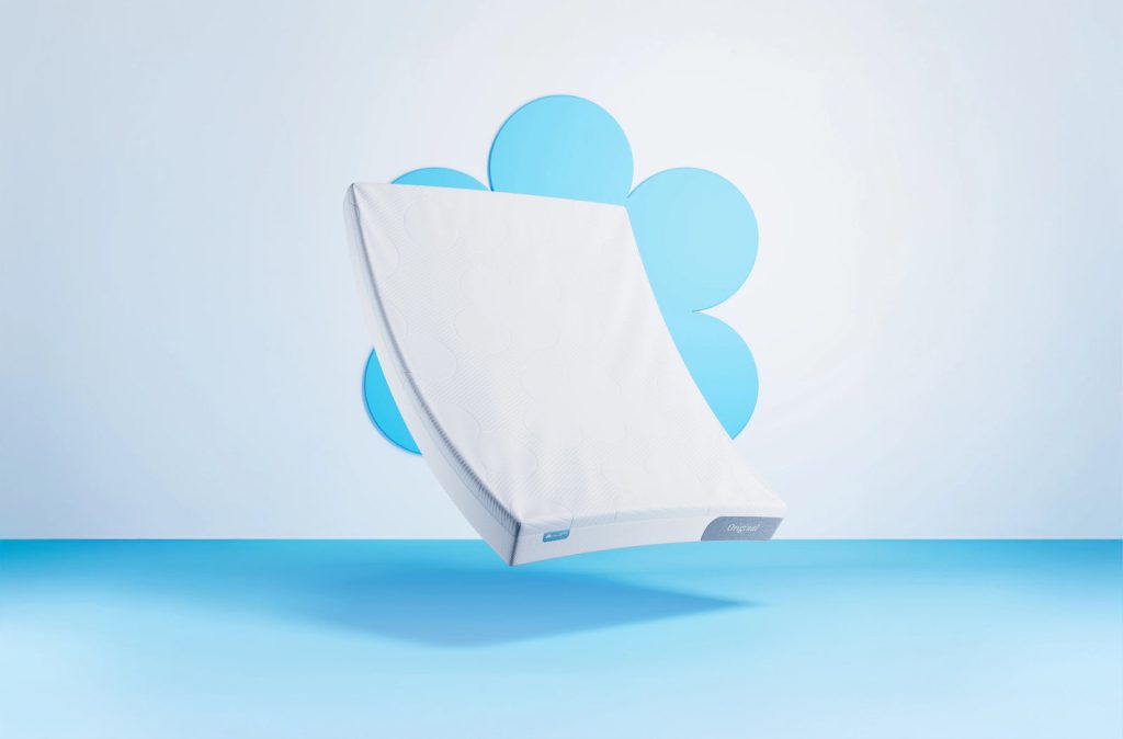 Cloudpillo Original Matratze – freigestellte Produktansicht vor blauem Hintergrund