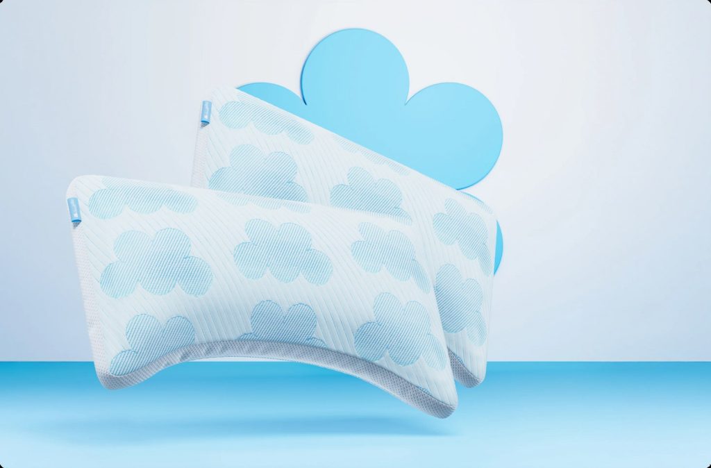 Zwei Cloudpillo Plus Kopfkissen – Produktfoto vor hellblauem Hintergrund