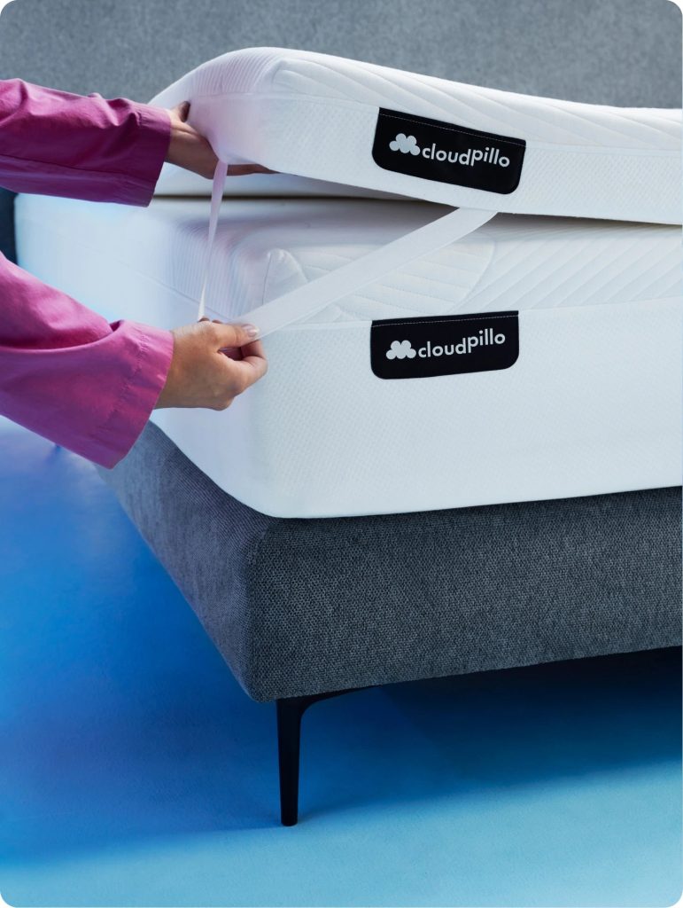 Cloudpillo Plus Topper – elastisches Eckband wird über die Matratze gezogen