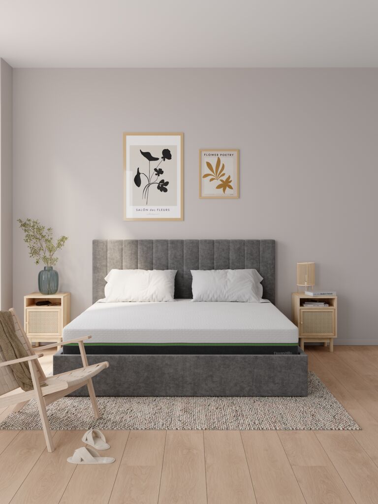 Dunlopillo FUSION Matratze auf einem grauen Polsterbett im hellen Schlafzimmer