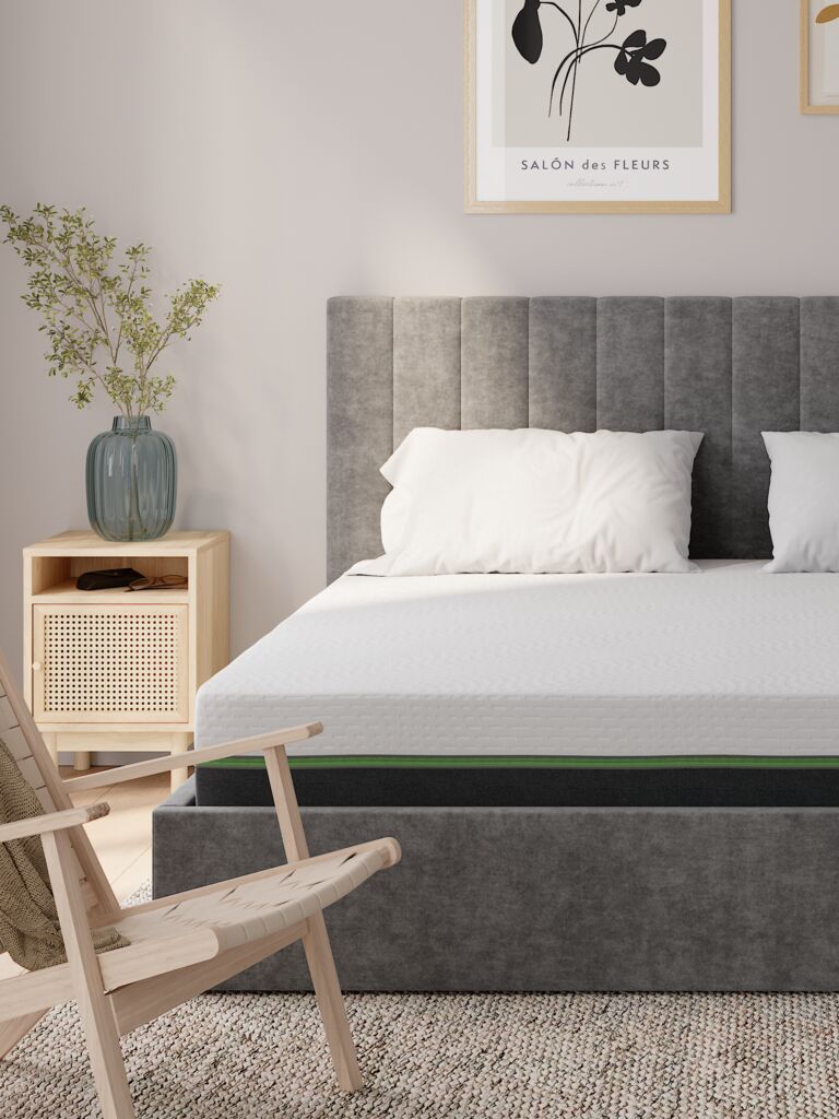 Dunlopillo FUSION Matratze im Doppelbett mit Holzstuhl im Vordergrund