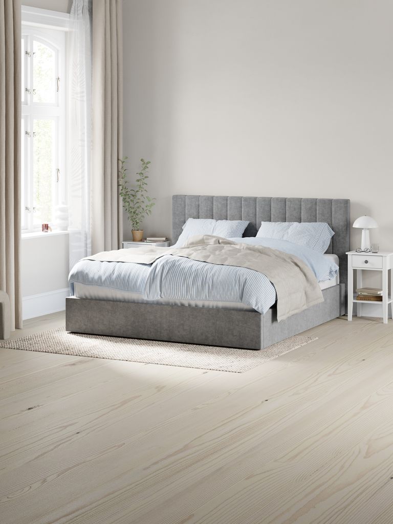 Bezogenes Doppelbett mit Dunlopillo LIFE Matratze in einem hellen Schlafzimmer
