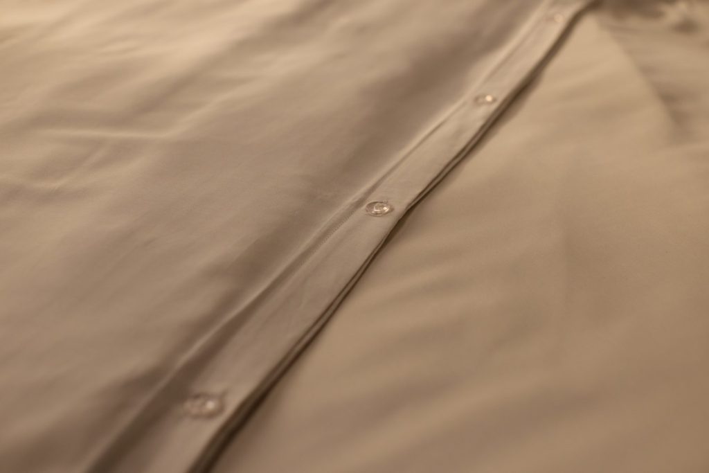 Knopfleiste am Emma Silken Satin Bettbezug in Beige