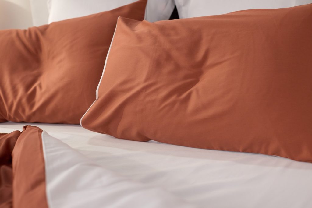 Emma Silken Satin Bettwäsche in Terracotta und Hellgrau